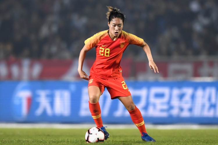 唐佳麗：在國外踢球會有更多自己的時間，很喜歡現(xiàn)在的二前鋒位置