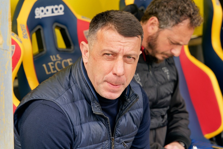 下課后又被禁賽4場+罰款1萬歐元！萊切前主帥頭撞對方球員被處罰