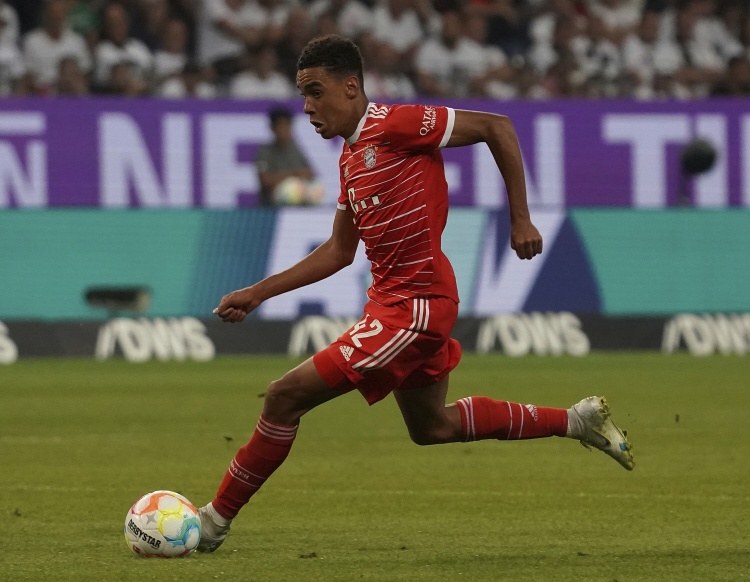 單場成功帶球過人11次，穆西亞拉刷新本賽季德甲紀錄